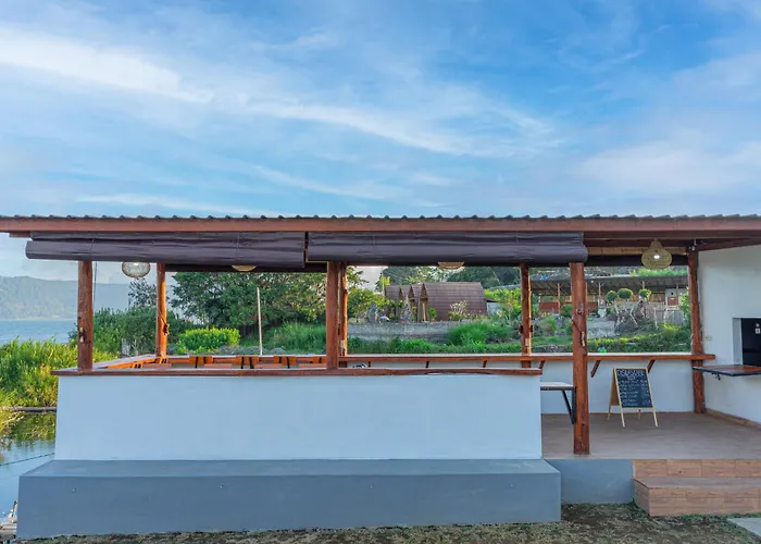 D Sila's Tepi Danu & Natural Hot Spring ロッジ Kintamani